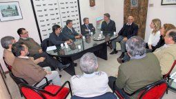 Firmat ampliará la red de agua y cloacas tras un convenio entre municipio y provincia