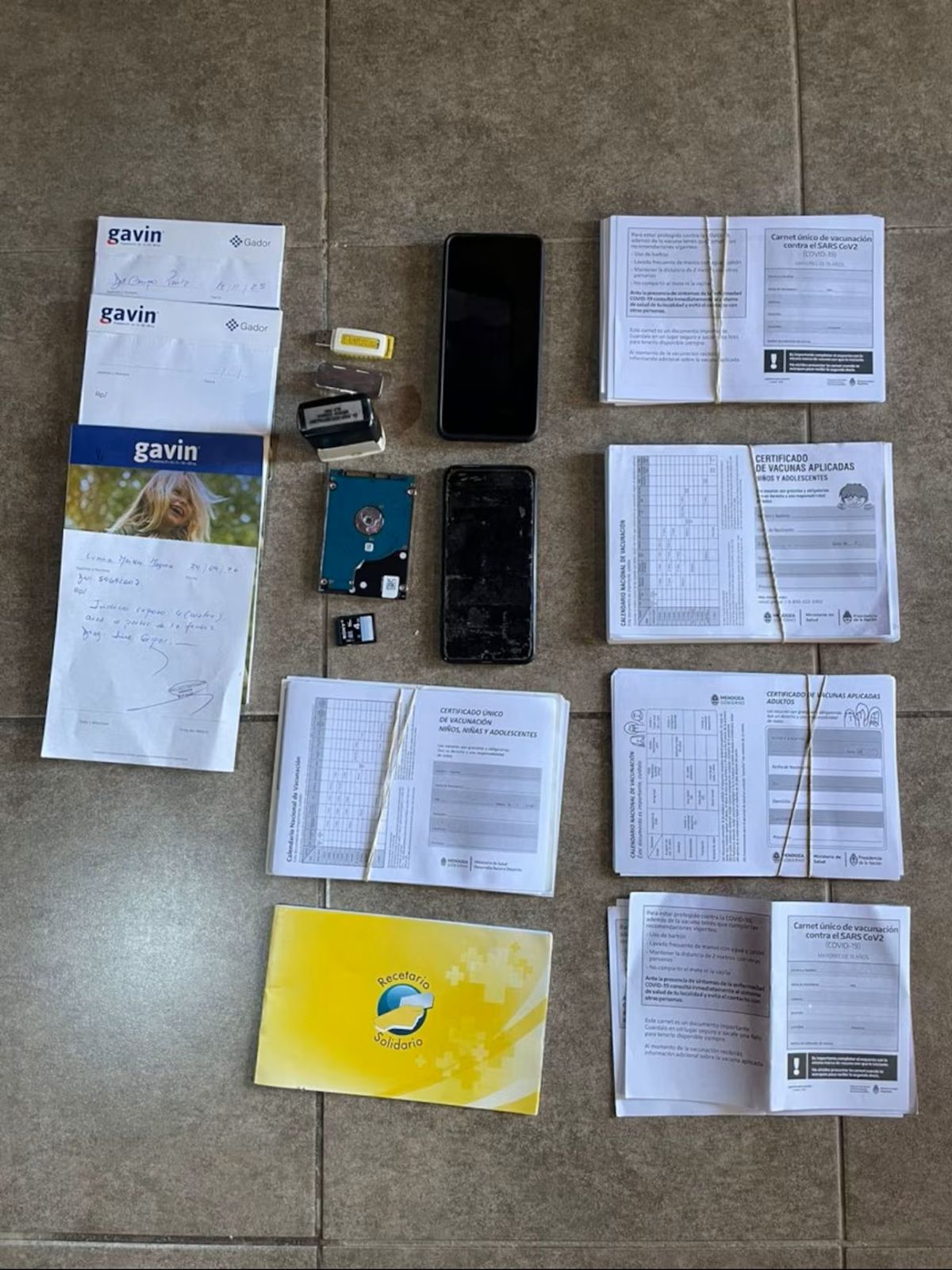 La Policía secuestró celulares, certificados, sellos oficiales y equipos informáticos en el Centro de Salud 22 de Las Heras. La Policía secuestró celulares, certificados, sellos oficiales y equipos informáticos en el Centro de Salud 22 de Las Heras.