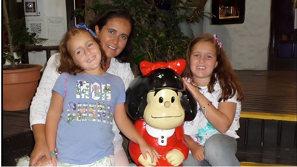 Ariadna Tillar en épocas felices, con sus hijas Rosario y Juana de pequeñas. Ariadna Tillar en épocas felices, con sus hijas Rosario y Juana de pequeñas.