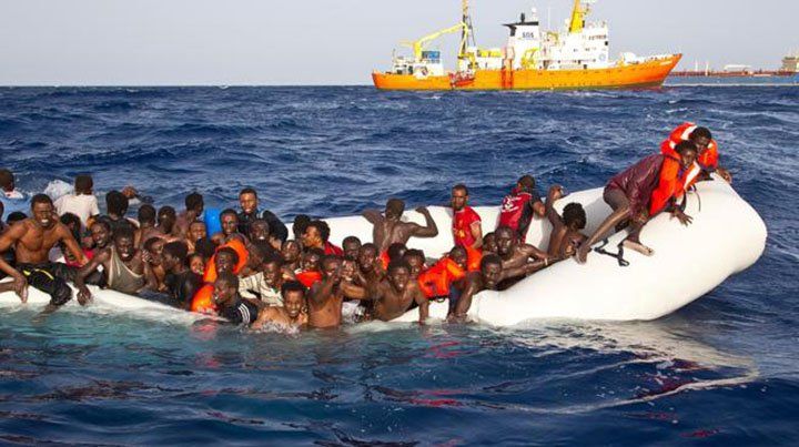 Al menos 300 inmigrantes desaparecidos en un naufragio en el Mediterráneo