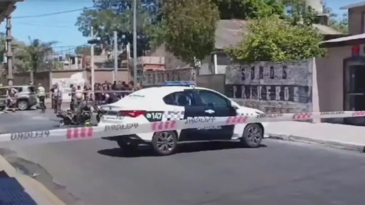 Decapitado: un hombre que iba en moto murió al no ver la cuerda de corte del tránsito