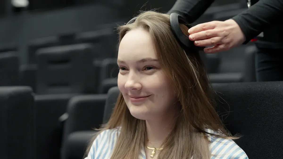 La ciencia aplicada en este cine inteligente permite a los directores y productores evaluar la efectividad de sus escenas antes del estreno oficial mediante la observación de la conducta física del público. Esta tecnología permite analizar la sincronía entre la mirada y la emoción de las personas, ofreciendo una herramienta técnica que complementa la visión creativa y ayuda a perfeccionar el montaje final de las películas según la reacción instantánea de la audiencia. La ciencia aplicada en este cine inteligente permite a los directores y productores evaluar la efectividad de sus escenas antes del estreno oficial mediante la observación de la conducta física del público. Esta tecnología permite analizar la sincronía entre la mirada y la emoción de las personas, ofreciendo una herramienta técnica que complementa la visión creativa y ayuda a perfeccionar el montaje final de las películas según la reacción instantánea de la audiencia.