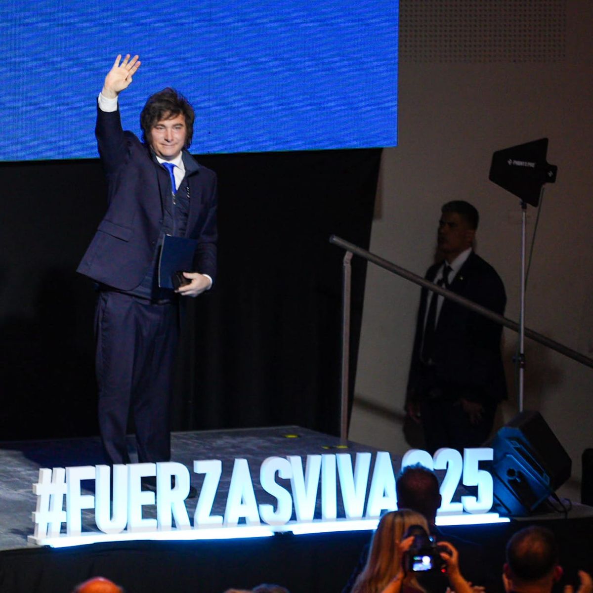 Javier Milei saluda desde el escenario en el Almuerzo de las Fuerzas Vivas en San Rafael.