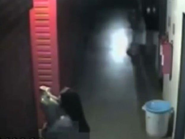 Video: entró a robar a una tienda y tuvo sexo con un maniquí que encontró
