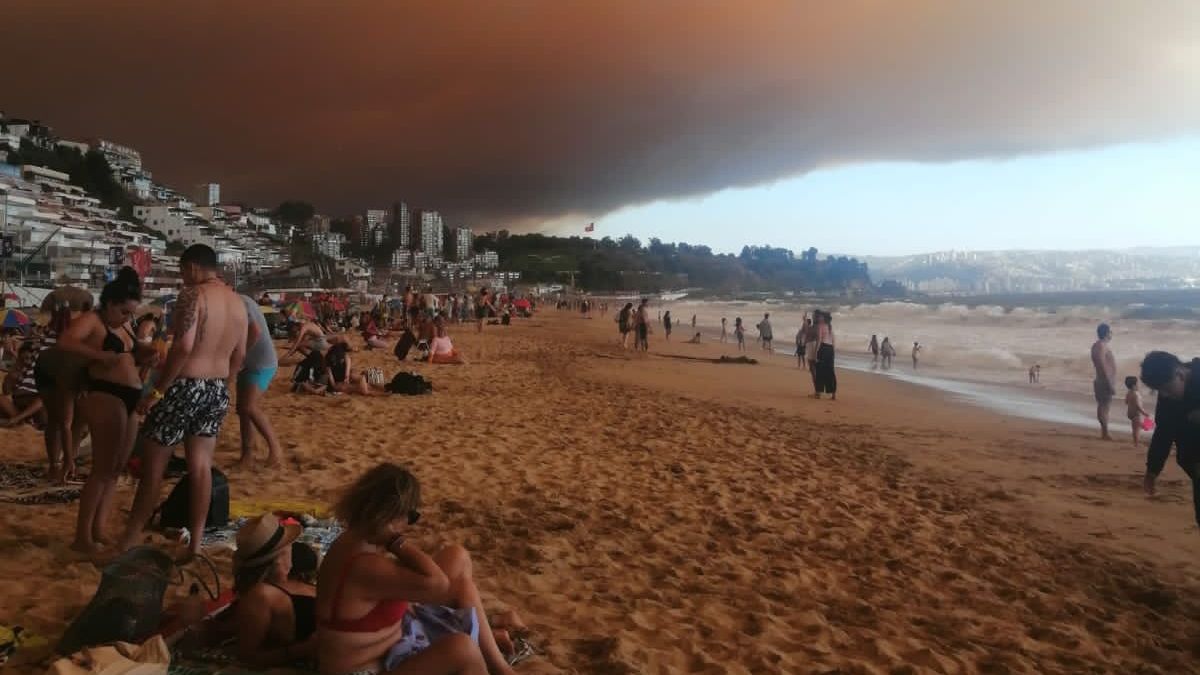 La gran columna de humo por los incendios en Valparaíso podían observarse desde las playas cercanas visitadas por miles de mendocinos.