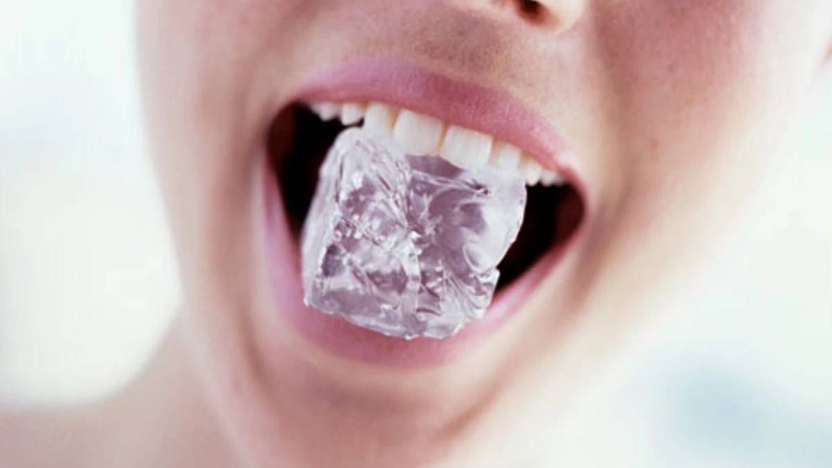 Cómo mejora la piel con la técnica de meter la cara en agua con hielo. Cómo mejora la piel con la técnica de meter la cara en agua con hielo.