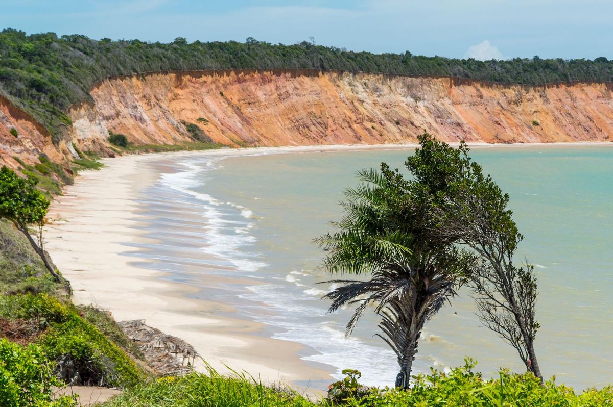 La playa de Brasil que lo tiene todo: aguas cristalinas, acantilados de colores y piscinas naturales