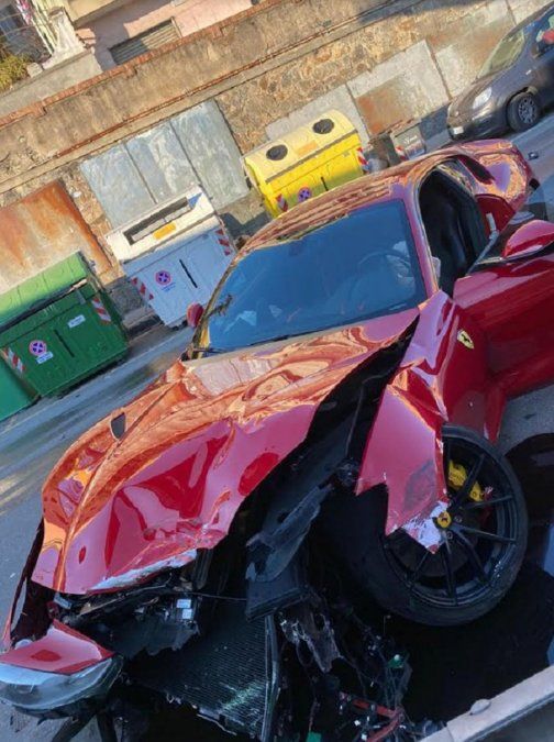 Federico Marchetti, el arquero suplente del Genoa de la Serie A de Italia, dejó su Ferrari de 300 mil euros en el lavadero. Así quedó tras un accidente