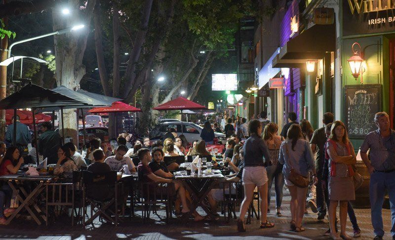 Coronavirus en Mendoza: los jóvenes fueron los que más multas recibieron en Ciudad