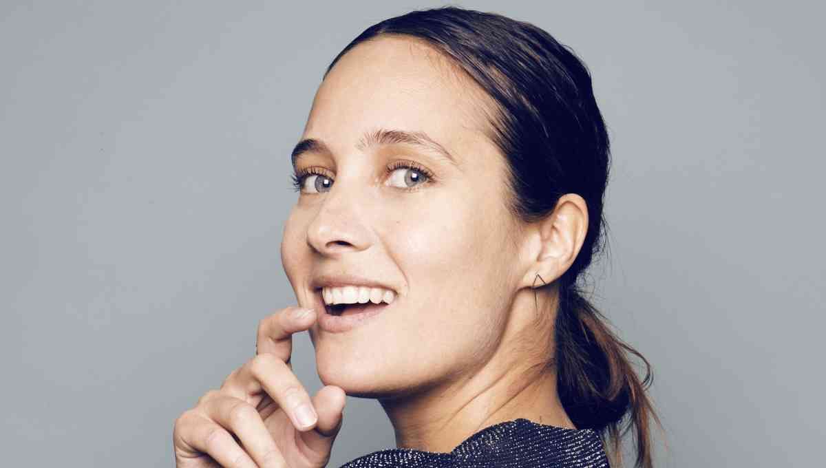 Está en Netflix, tiene 8 capítulos y es una serie muy subida de tono