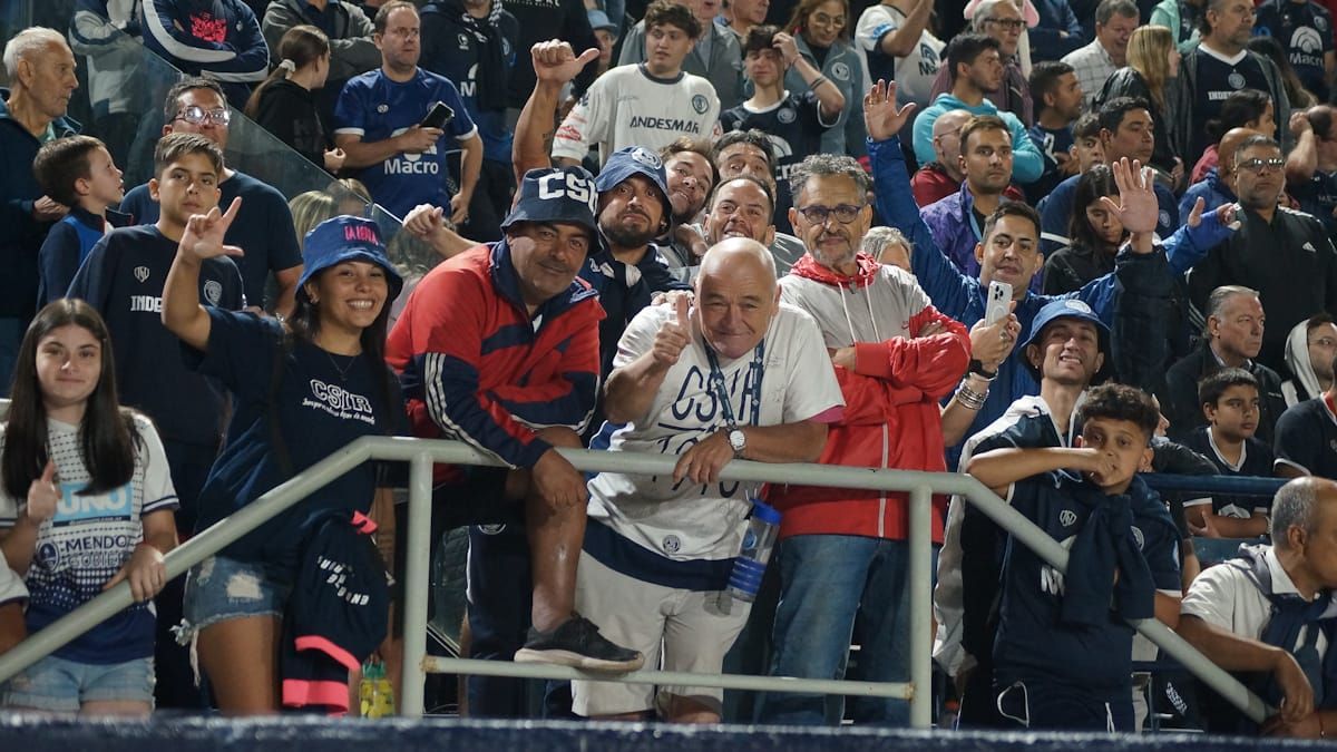 Los hinchas de Independiente Rivadavia homenajearon al recordado arquero (UNO/Nicolás Ríos) Los hinchas de Independiente Rivadavia homenajearon al recordado arquero (UNO/Nicolás Ríos)