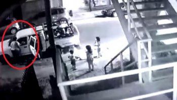 Video: una mujer asesinó a su esposo prendiéndolo fuego dentro de su camioneta
