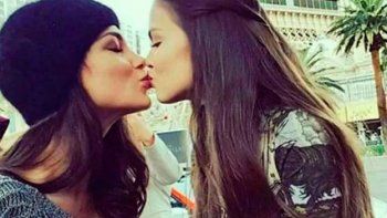 Dos Miss Universo se besan para combatir homofobia