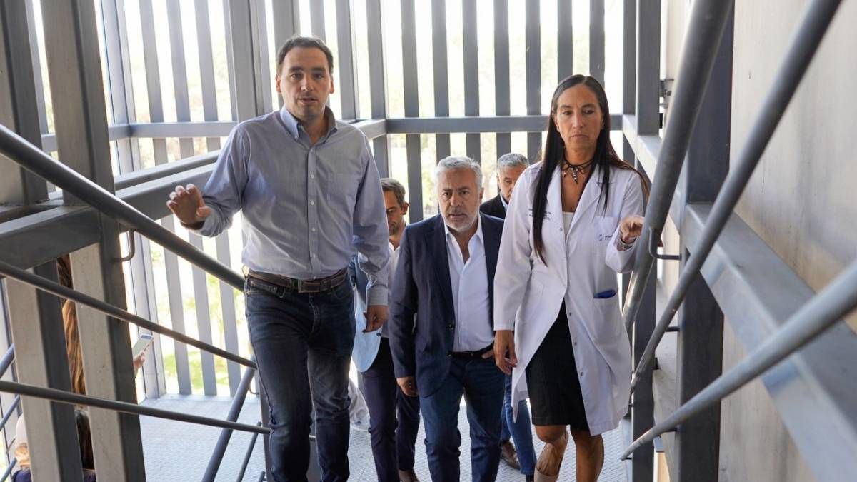 El ministro de Salud, Rodolfo Montero; el gobernador Alfredo Cornejo, y la directora del Hospital Central, Mariana Pezzutti.
