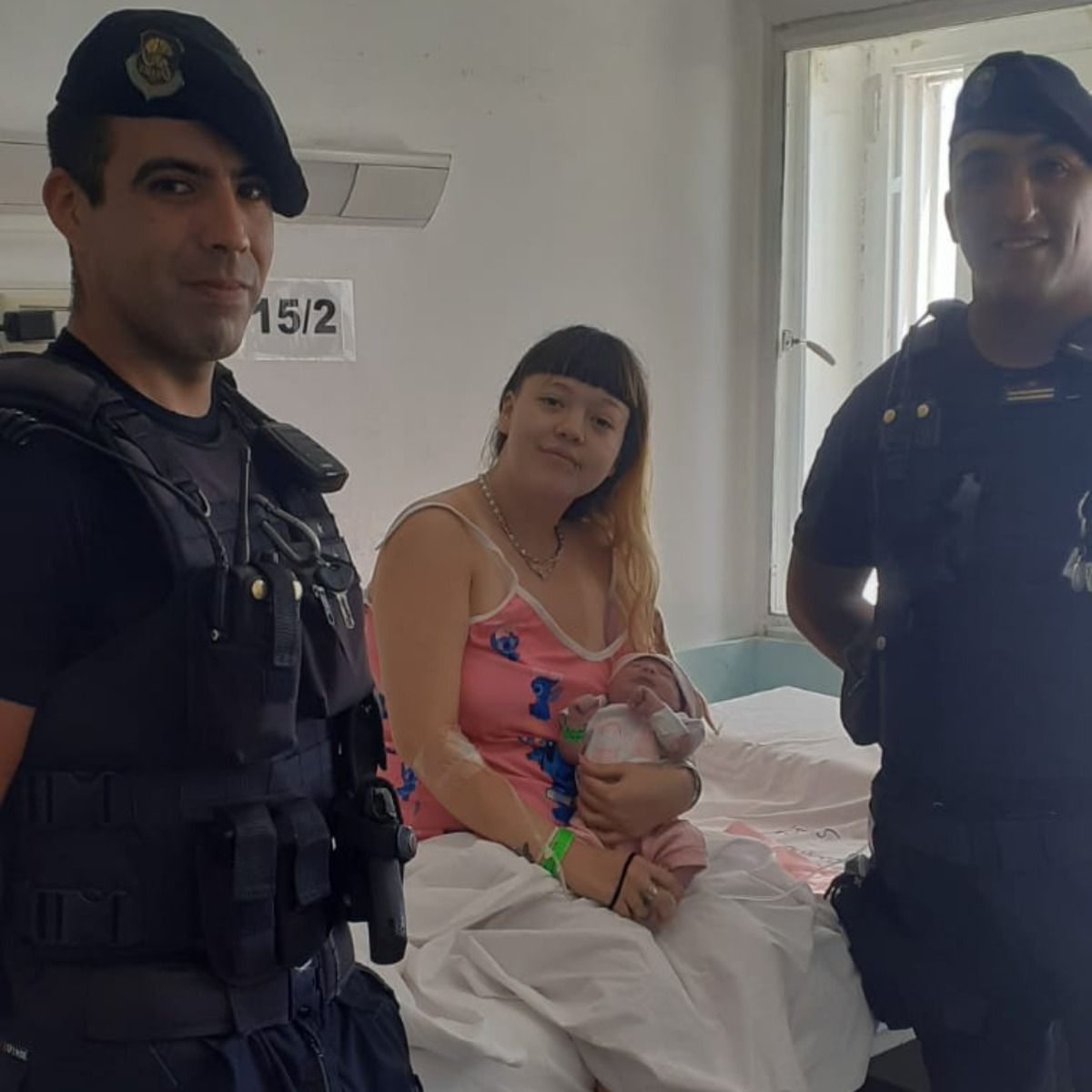Los policías Francisco Doménico y Pedro Guerra muestran su satisfacción, mientras, feliz y agradecida, Julieta descansa con su niña en brazos.