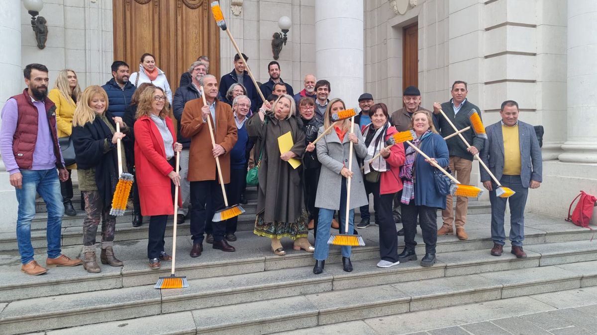 Esta semana Lilita Carrió lanzó la campaña vamos a barrer la corrupción y lo hizo con una foto en la que la dirigencia de su espacio posó con escobas.