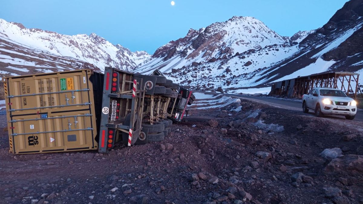 El camión quedó al costado del camino luego del accidente por lo que no interrumpió el tránsito en la alta montaña. Foto: Gentileza.