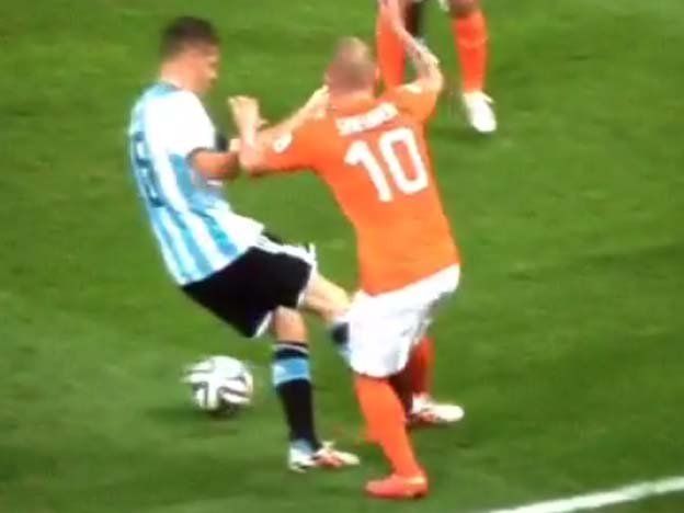 La patada de Demichelis a Sneijder