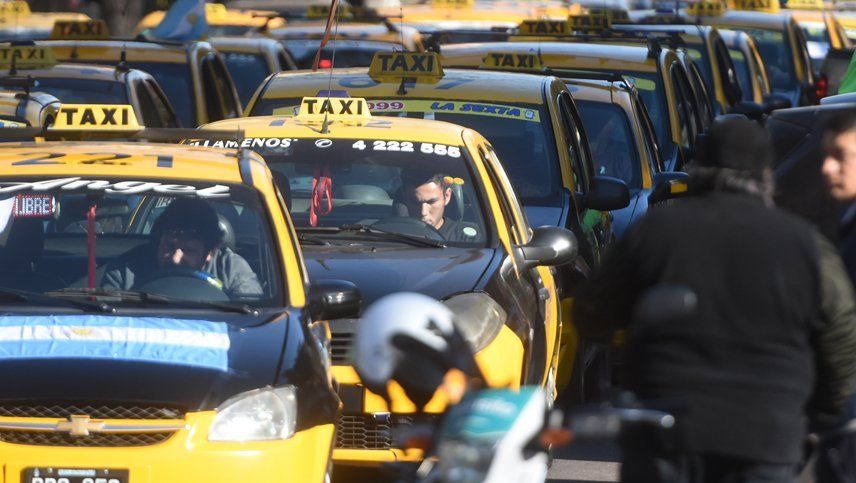 Dueños de taxis se quejaron por desigualdad y deslealtad respecto de Uber y Cabify