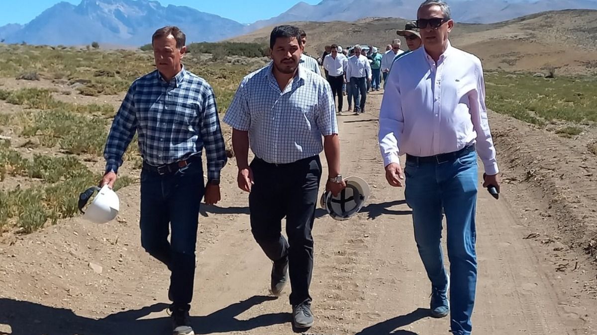 El intendente Ojeda (centro) junto al gobernador Rodolfo Suarez y el ministro de Economía y Energía, Enrique Vaquié.