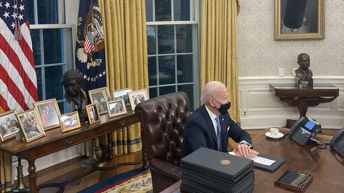 El presidente Biden en La Oficina Oval.
