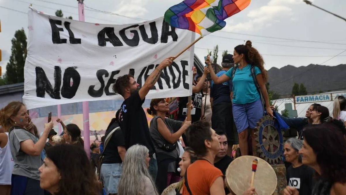 Marcha en Uspallata. Activistas contra la minería contaminante pasaron este lunes por el Polo Judicial.