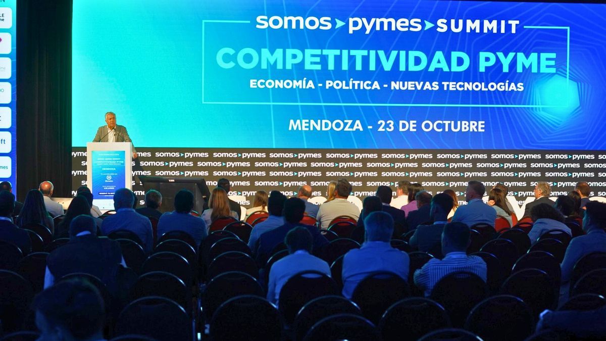 El gobernador Alfredo Cornejo ante 800 empresarios.