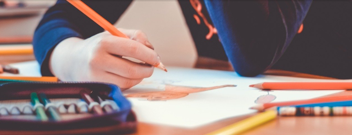 Le miró la tarea a su hijo y encontró un garrafal error de la maestra