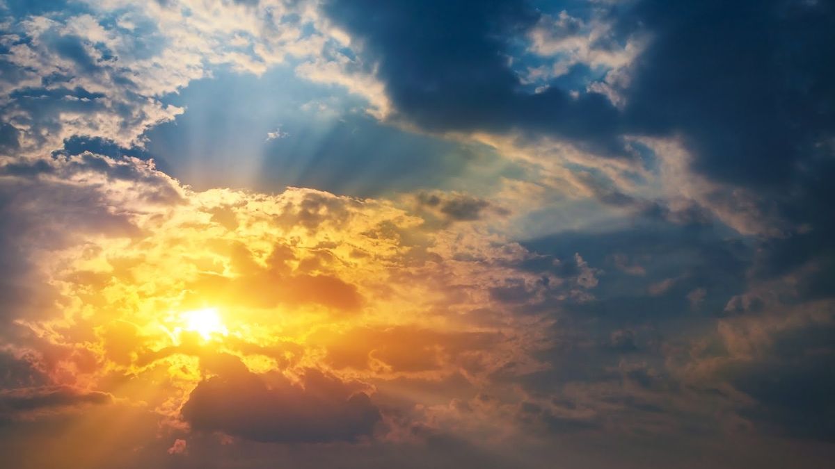 Los rayos que chocan con las partículas de la atmósfera hacen que el cielo se vea de color azul.