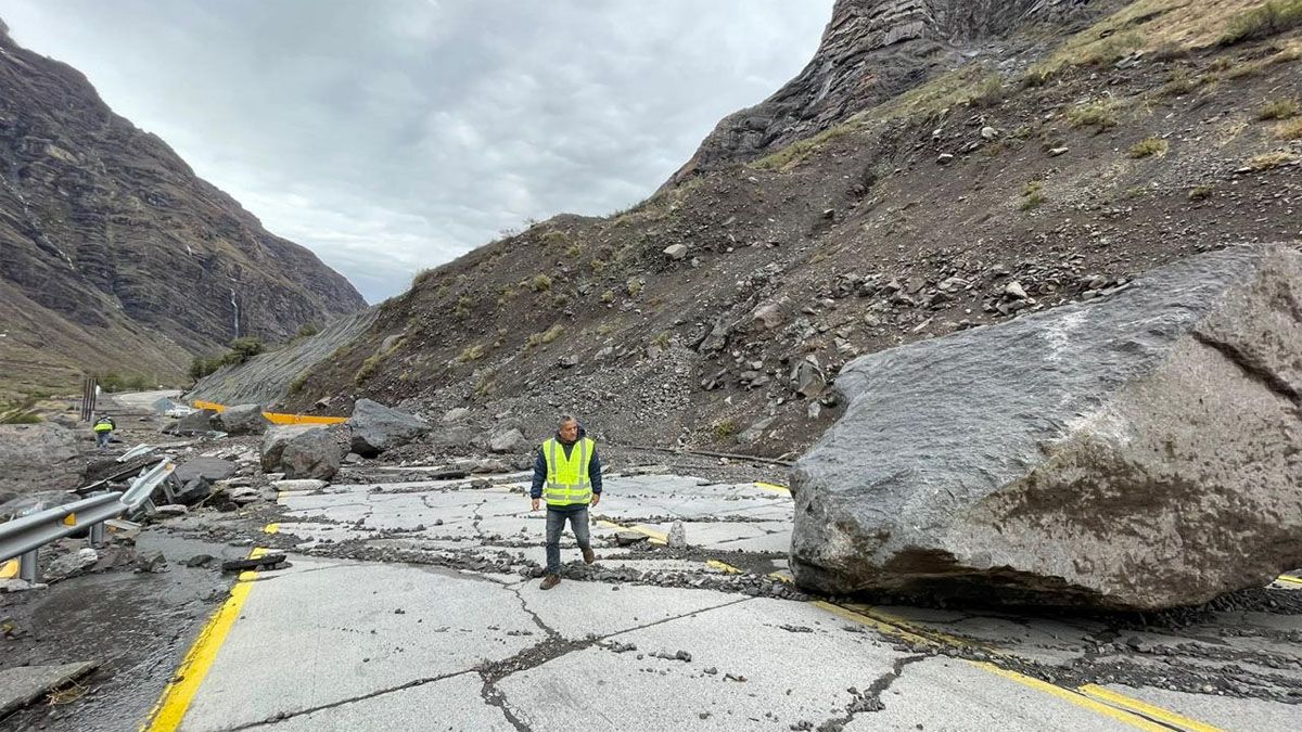 La destrucción de la calzada de la ruta chilena en el Paso Cristo Redentor provocará demoras en la reapertura de la circulación de vehículos. Preocupan las pérdidas económicas