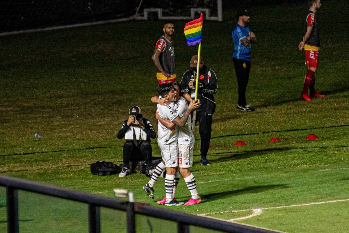 Germ&aacute;n Cano levant&oacute; la bandera del orgullo gay tras marcar su gol.