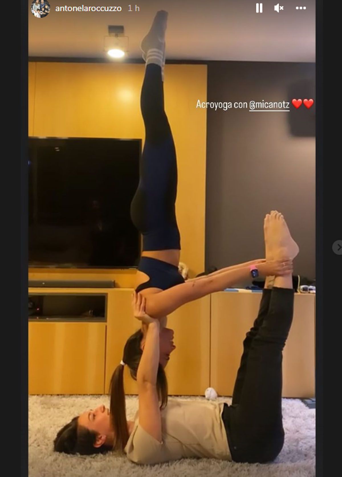 Antonela en plena sesión de acroyoga