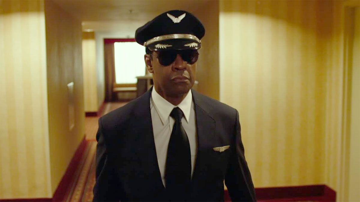 Denzel Washington interpreta a William Whip Whitaker en El vuelo.