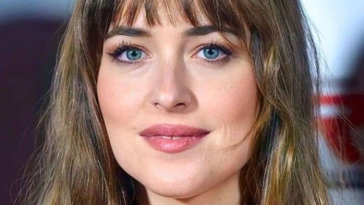 La actriz Dakota Johnson interpreta a Carrie en la película de Netflix.