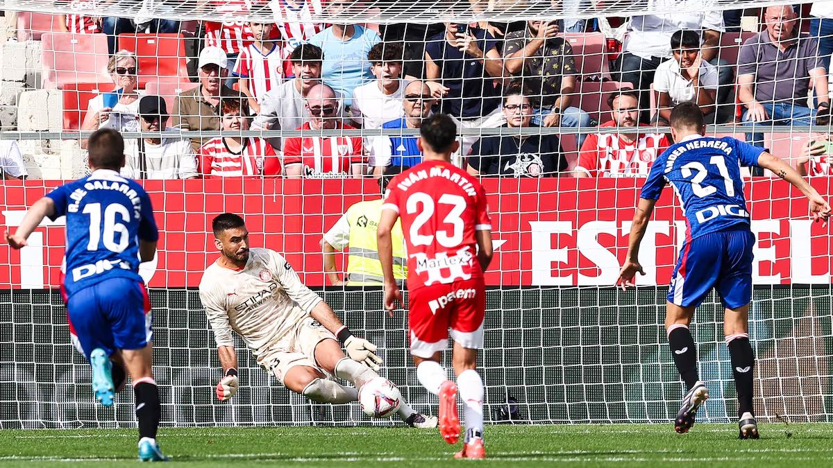 Paulo Gazzaniga le para con las piernas el penal a Ander Herrera -su tercer atajada- en el partido entre el Girona y el Athletic de Bilbao.