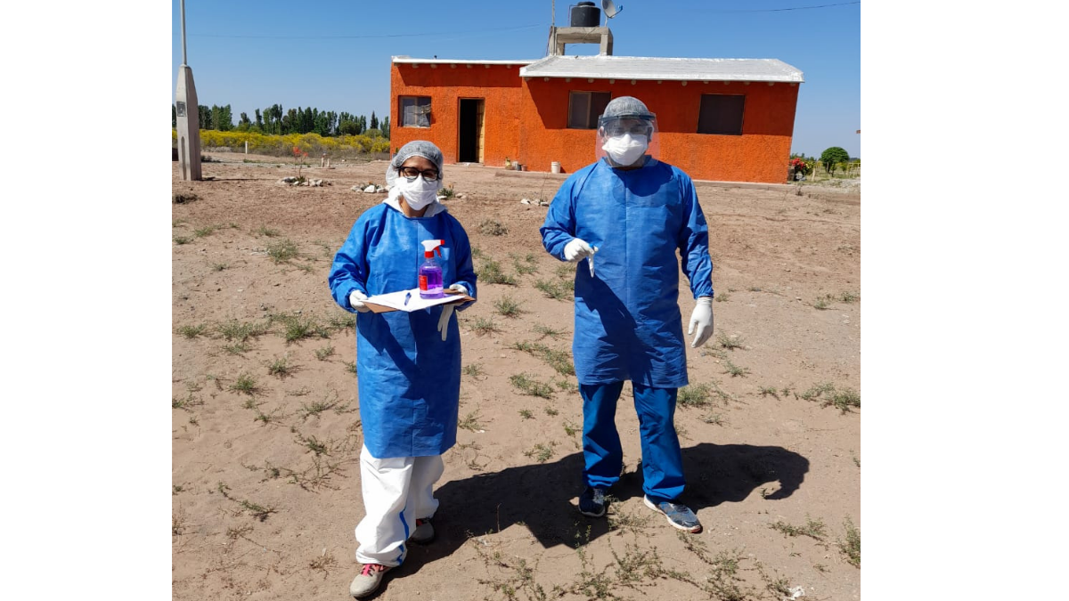 Parte del equipo de vacunadores que llegan a las poblaciones más alejadas de Lavalle para inocular a los pobladores