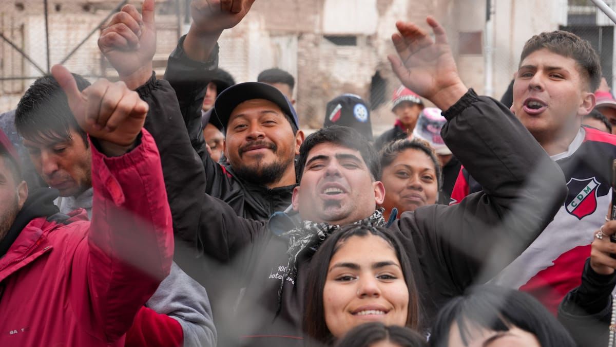 Los hinchas del Deportivo Maipú acompañaron una vez más al equipo dirigido por Juan Manuel Sara. Los hinchas del Deportivo Maipú acompañaron una vez más al equipo dirigido por Juan Manuel Sara. 