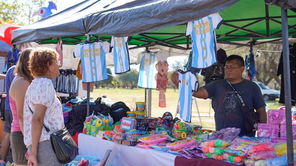 Aún hay espacios disponibles para feriantes y comerciantes que deseen ser parte de esta experiencia única. Aún hay espacios disponibles para feriantes y comerciantes que deseen ser parte de esta experiencia única.