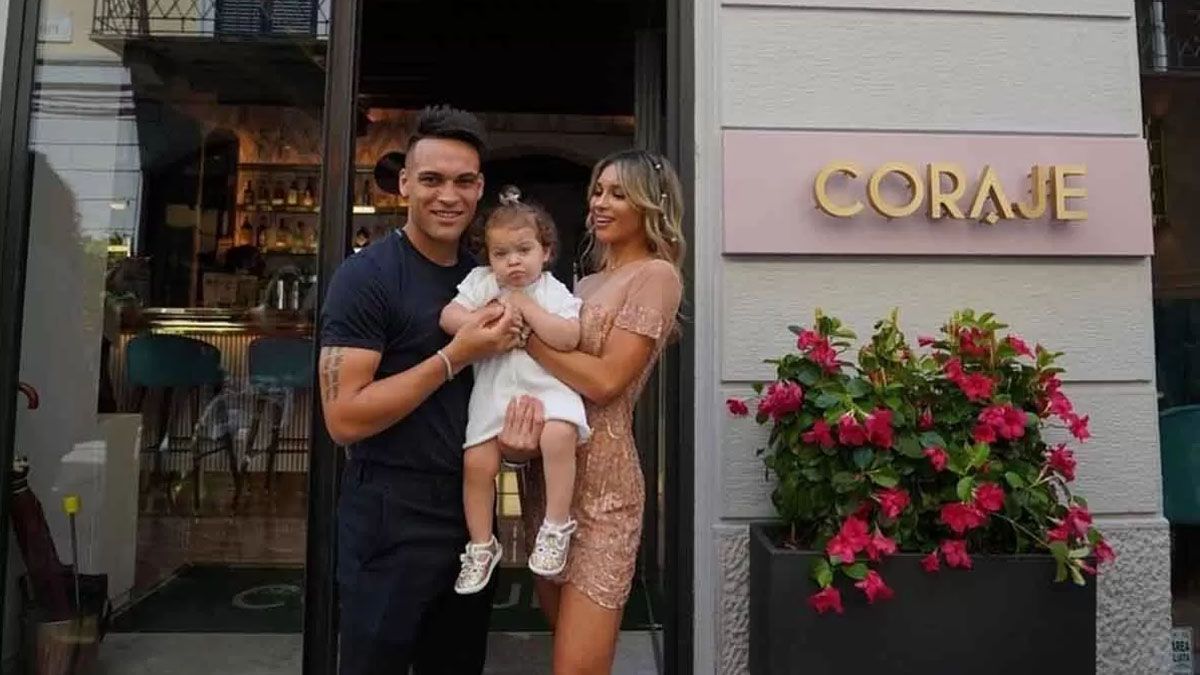 Lautaro Martínez y Agustina Gandolfo posan con su hija en la inauguración del restaurante en Milán.