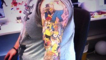 Fanático: un hombre se tatuó 41 veces a Homero Simpson