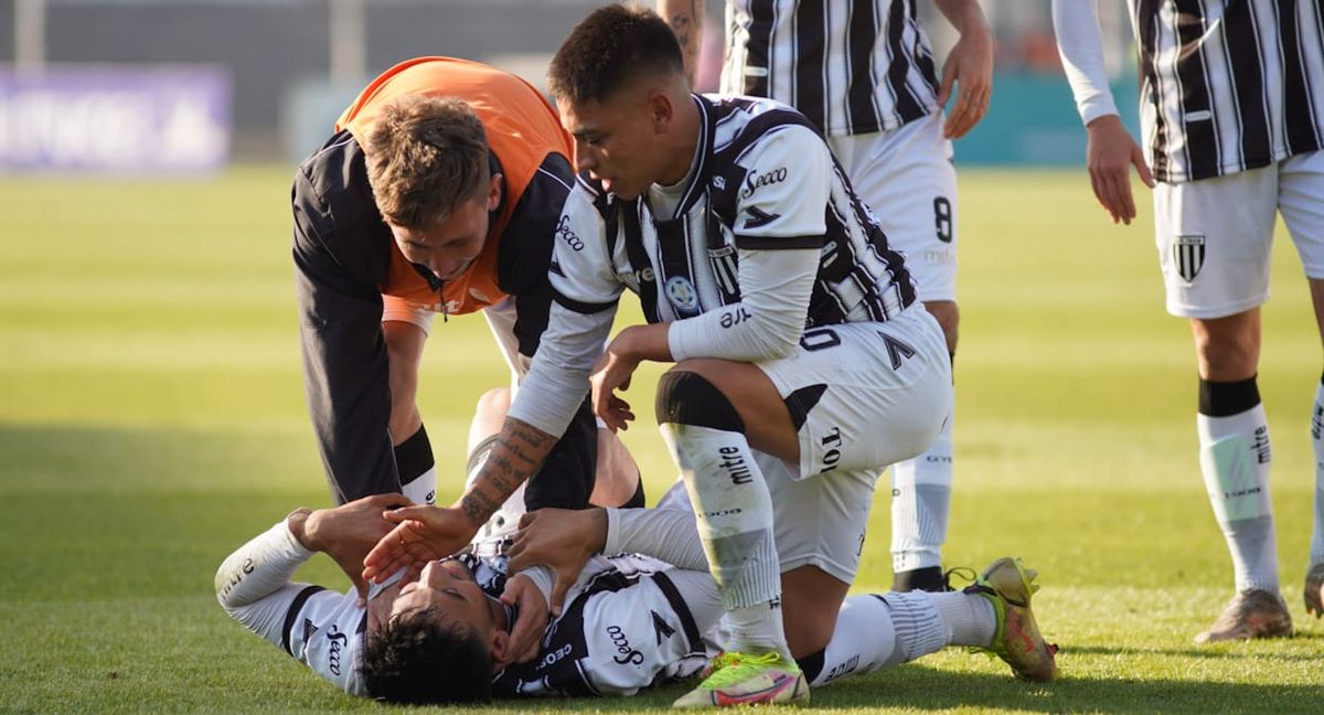 Tadeo Marchiori festeja el gol de Agustín Herrera que fue el primero del Lobo.