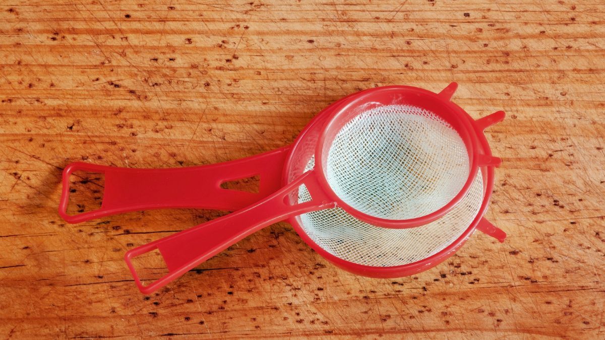 Recicla el tamizador viejo que tienes en la cocina y conviértelo en esta hermosa idea