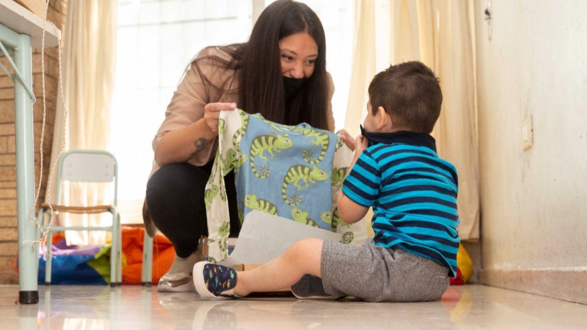 Los niños y niñas del hogar Risas del Viento recibieron con alegría los pijamas donados por la Fundación Grupo América.