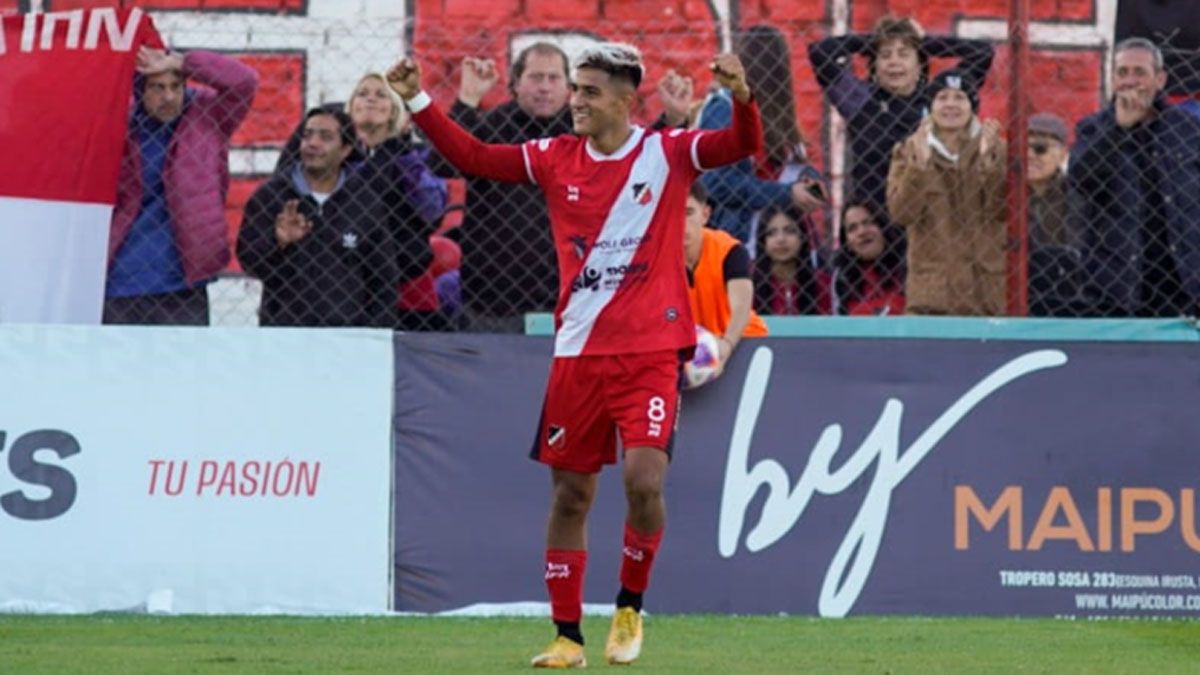 Almirón hizo los dos goles de Maipú ante Racing Almirón hizo los dos goles de Maipú ante Racing