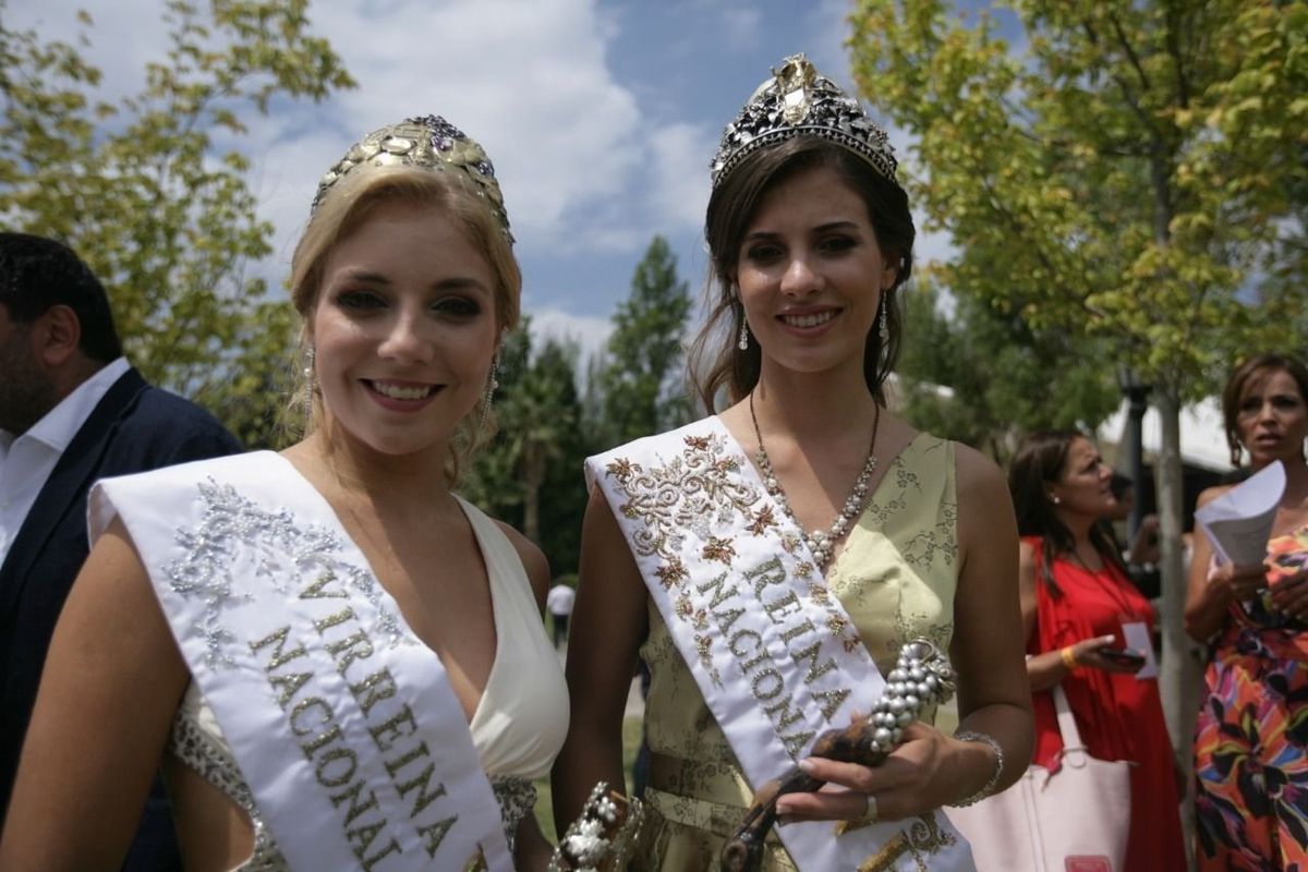 Mayra Tous, Reina Nacional de la Vendimia y la Virreina Eugenia Serrani, han tenido pocas actividades presenciales desde la pandemia. Aquí, durante el Almuerzo de Vendimia Solidaria, en marzo del 2020.&nbsp;