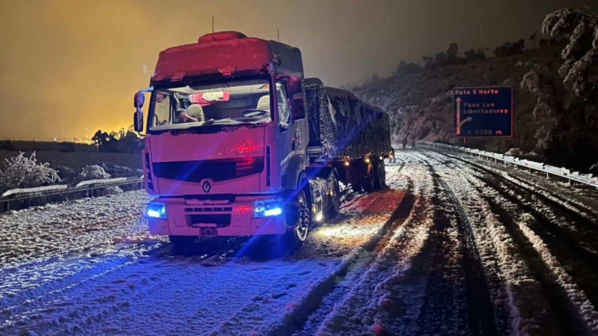 El Renault del camionero Facundo Mirabile en pleno cruce a Chile. El Renault del camionero Facundo Mirabile en pleno cruce a Chile.