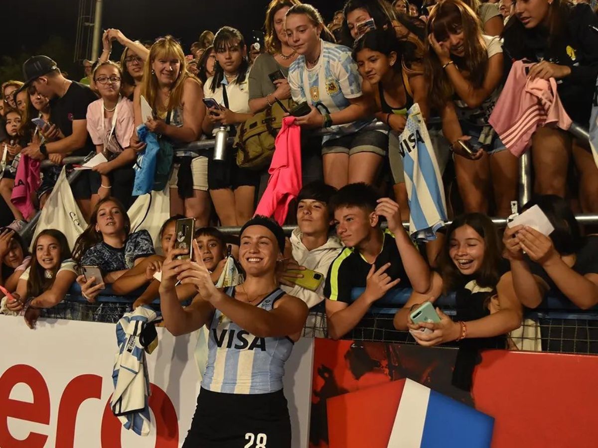 Las Leonas, Los Leones y los equipos visitantes destacaron el calor del público