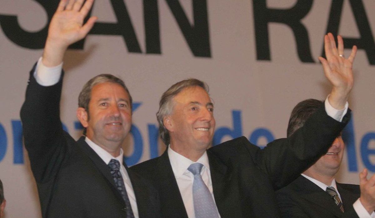Julio Cobos, en su era como gobernador de Mendoza. En la imagen junto a Néstor Kirchner, quien por ese entonces era el presidente de la Nación.