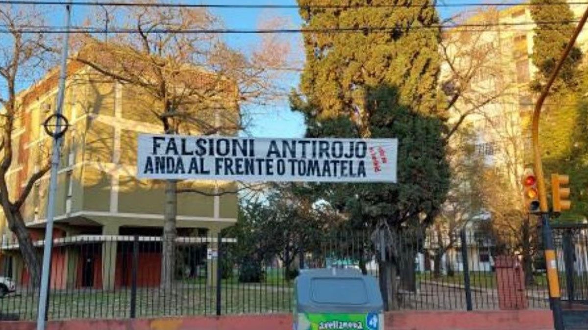 Este es uno de los pasacalles que apareció en Avellaneda en contra del DT de Independiente, Julio Falcioni.