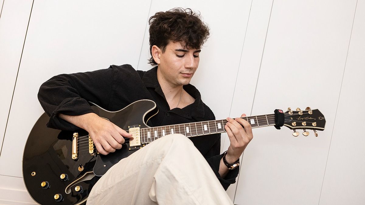 Manuel viene de una familia exponente de la música mendocina, con su abuela Fenicia, su mamá Verónica, su tía Patricia y primas y hermano también músicos. Manuel viene de una familia exponente de la música mendocina, con su abuela Fenicia, su mamá Verónica, su tía Patricia y primas y hermano también músicos.